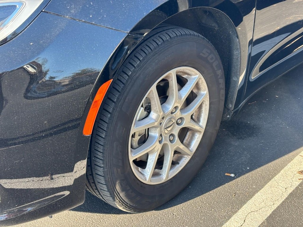 Chrysler Pacifica Vehicle Full-screen Gallery Image 04