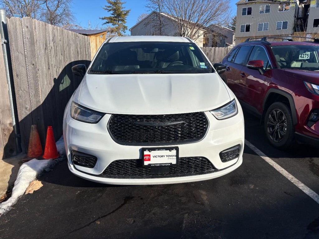 Chrysler Pacifica Vehicle Full-screen Gallery Image 02