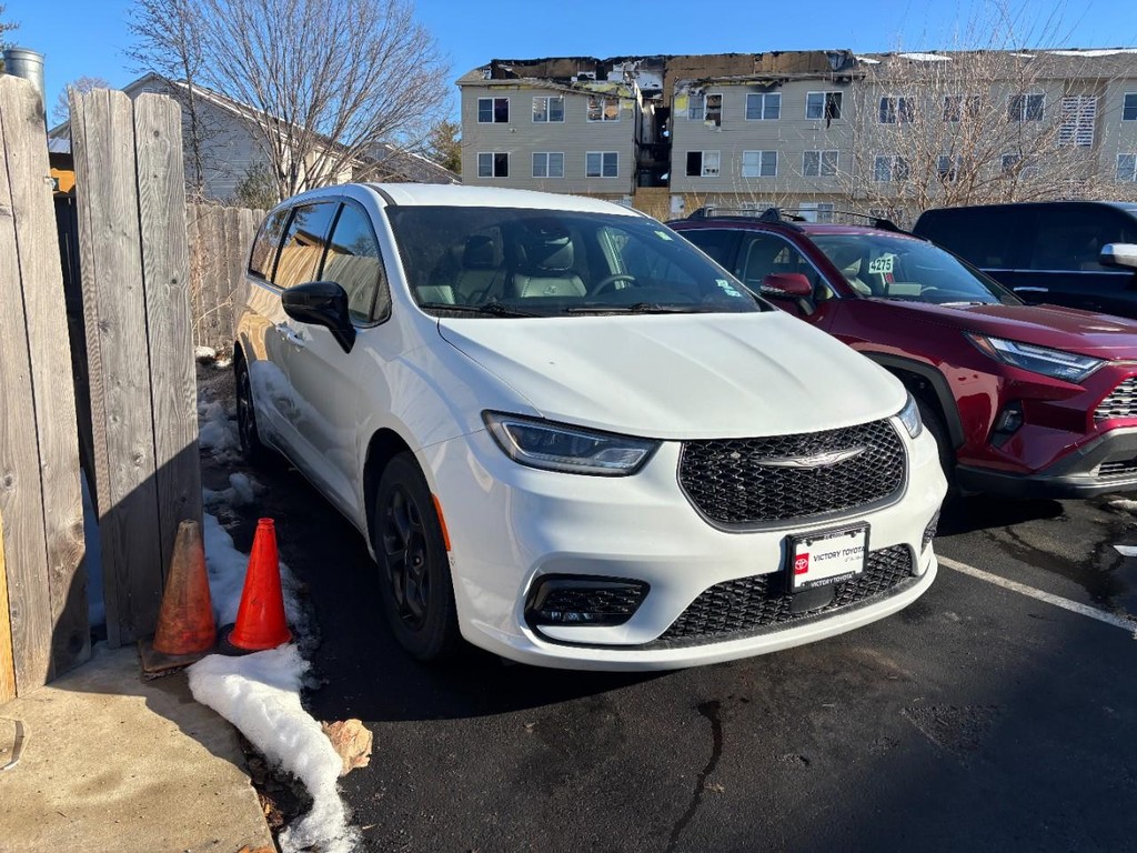 Chrysler Pacifica Vehicle Full-screen Gallery Image 03