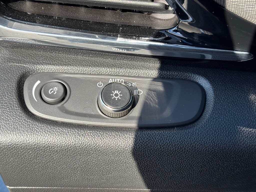 Buick Envista Vehicle Full-screen Gallery Image 18