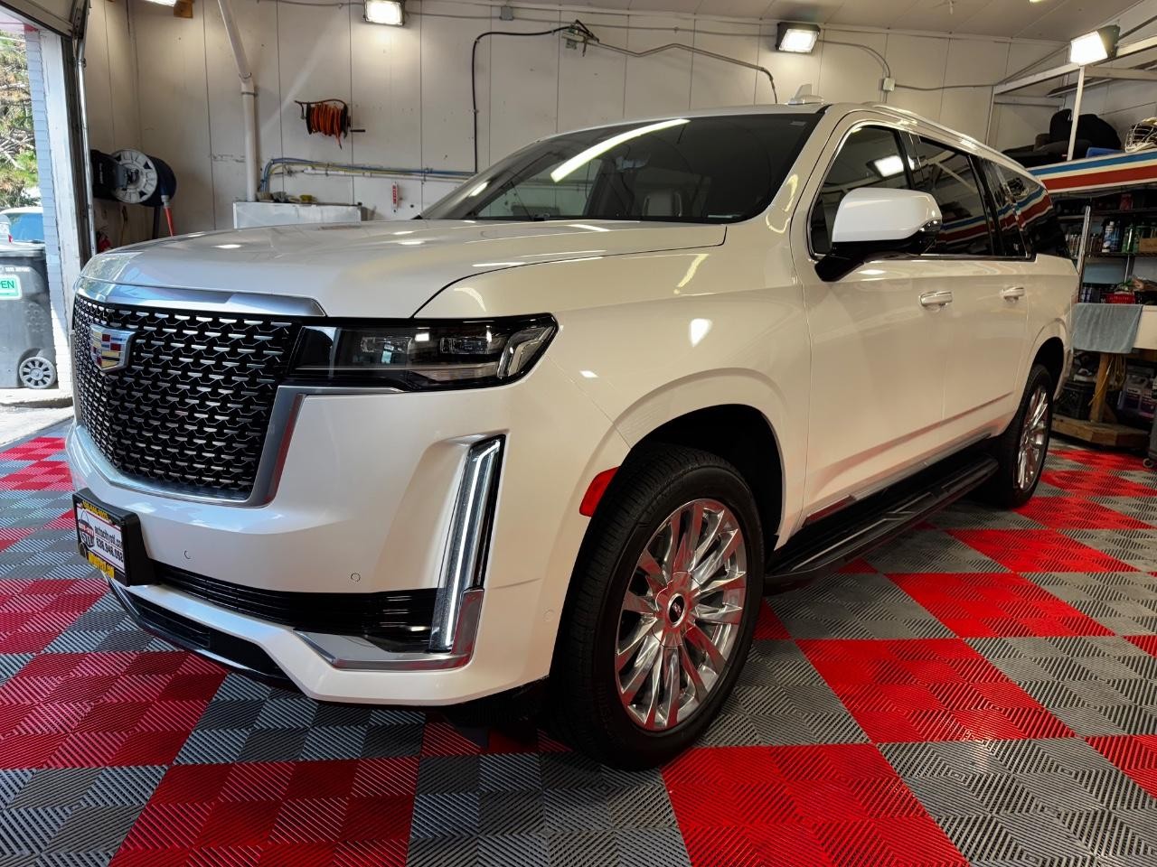 Cadillac Escalade ESV Vehicle Full-screen Gallery Image 03