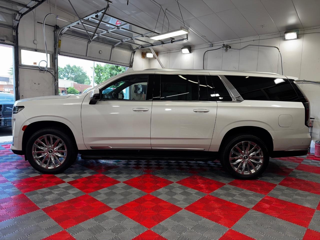 Cadillac Escalade ESV Vehicle Full-screen Gallery Image 04