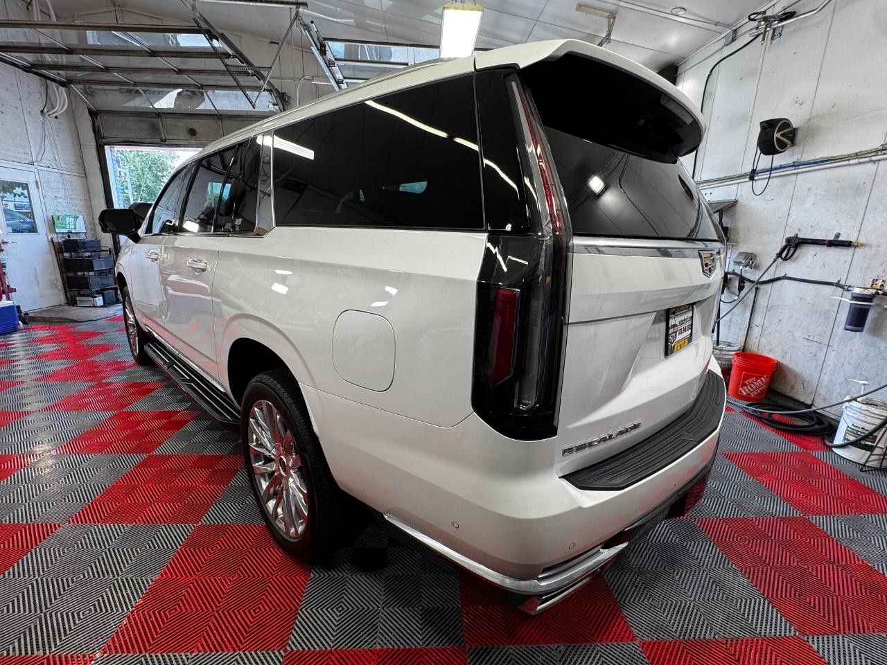 Cadillac Escalade ESV Vehicle Full-screen Gallery Image 05