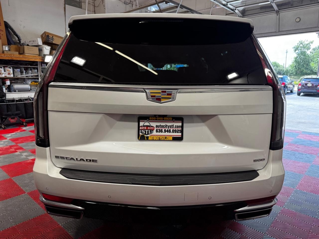 Cadillac Escalade ESV Vehicle Full-screen Gallery Image 06