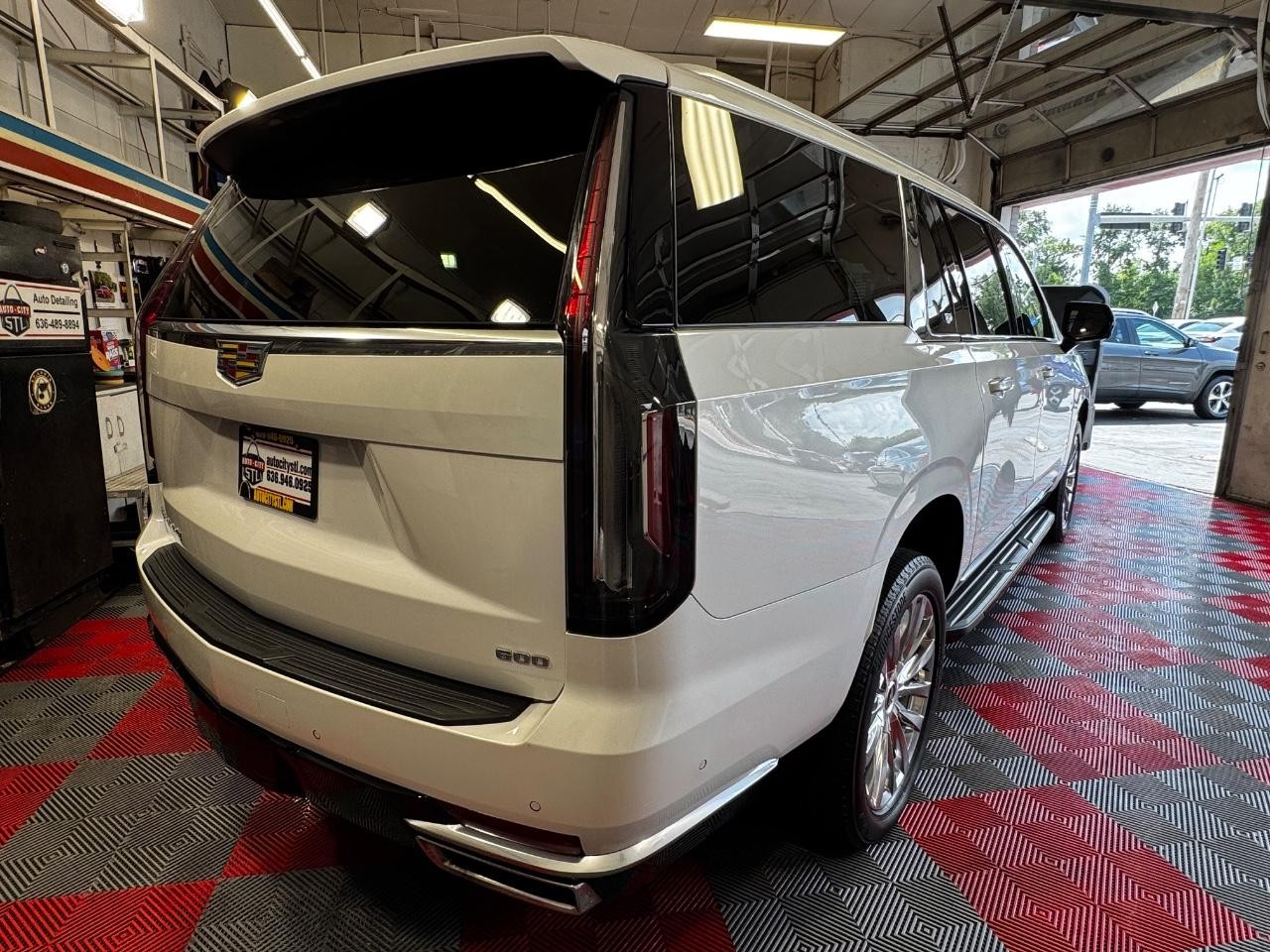 Cadillac Escalade ESV Vehicle Full-screen Gallery Image 07