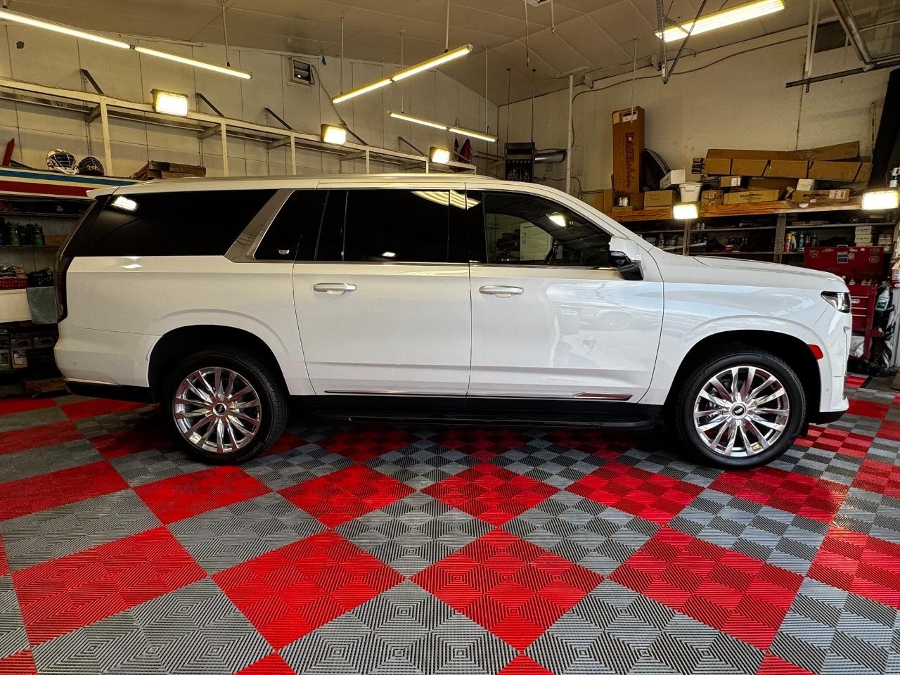 Cadillac Escalade ESV Vehicle Full-screen Gallery Image 08