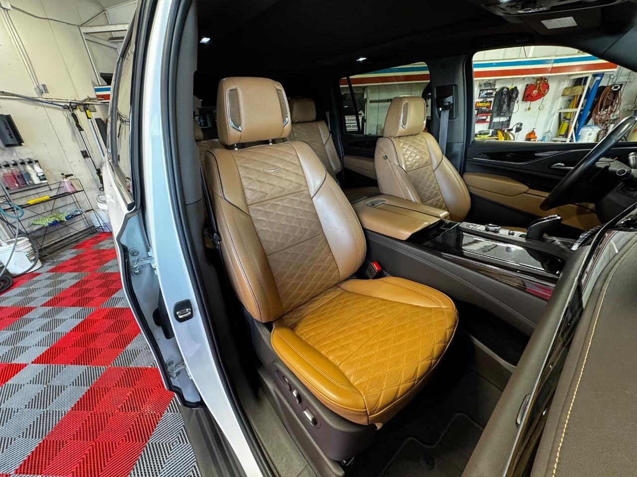 Cadillac Escalade ESV Vehicle Full-screen Gallery Image 09