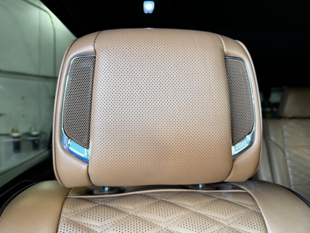 Cadillac Escalade ESV Vehicle Full-screen Gallery Image 10