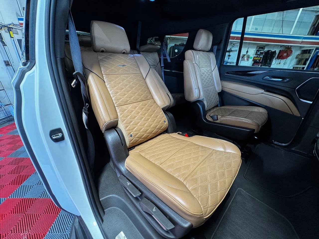 Cadillac Escalade ESV Vehicle Full-screen Gallery Image 11