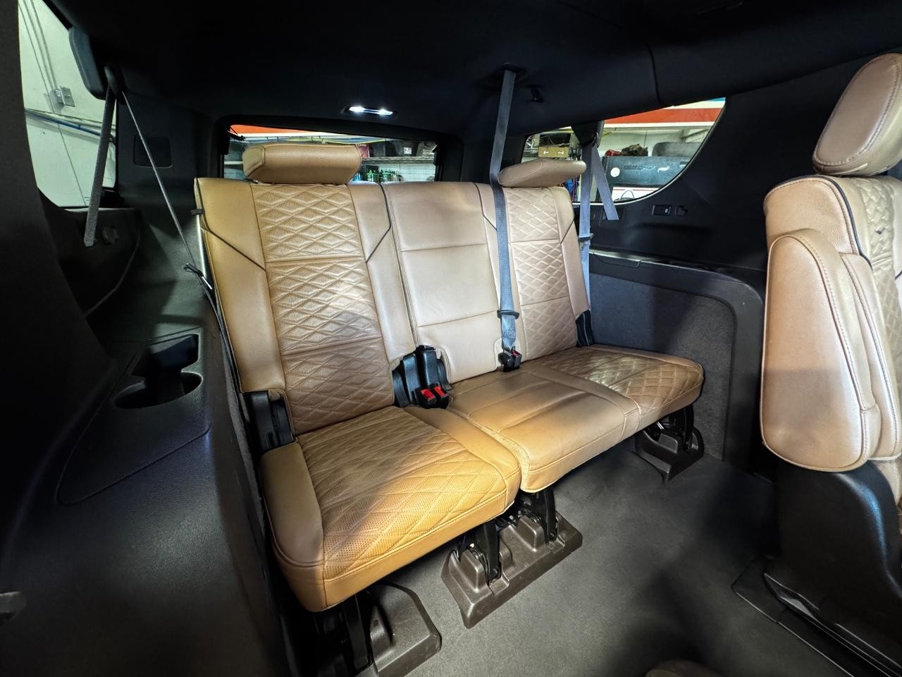 Cadillac Escalade ESV Vehicle Full-screen Gallery Image 12