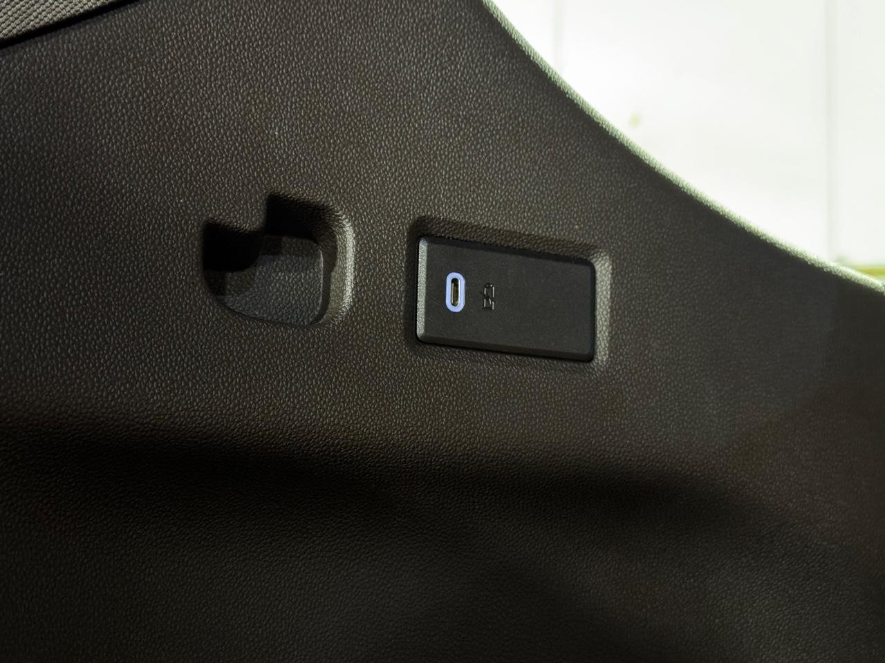 Cadillac Escalade ESV Vehicle Full-screen Gallery Image 13