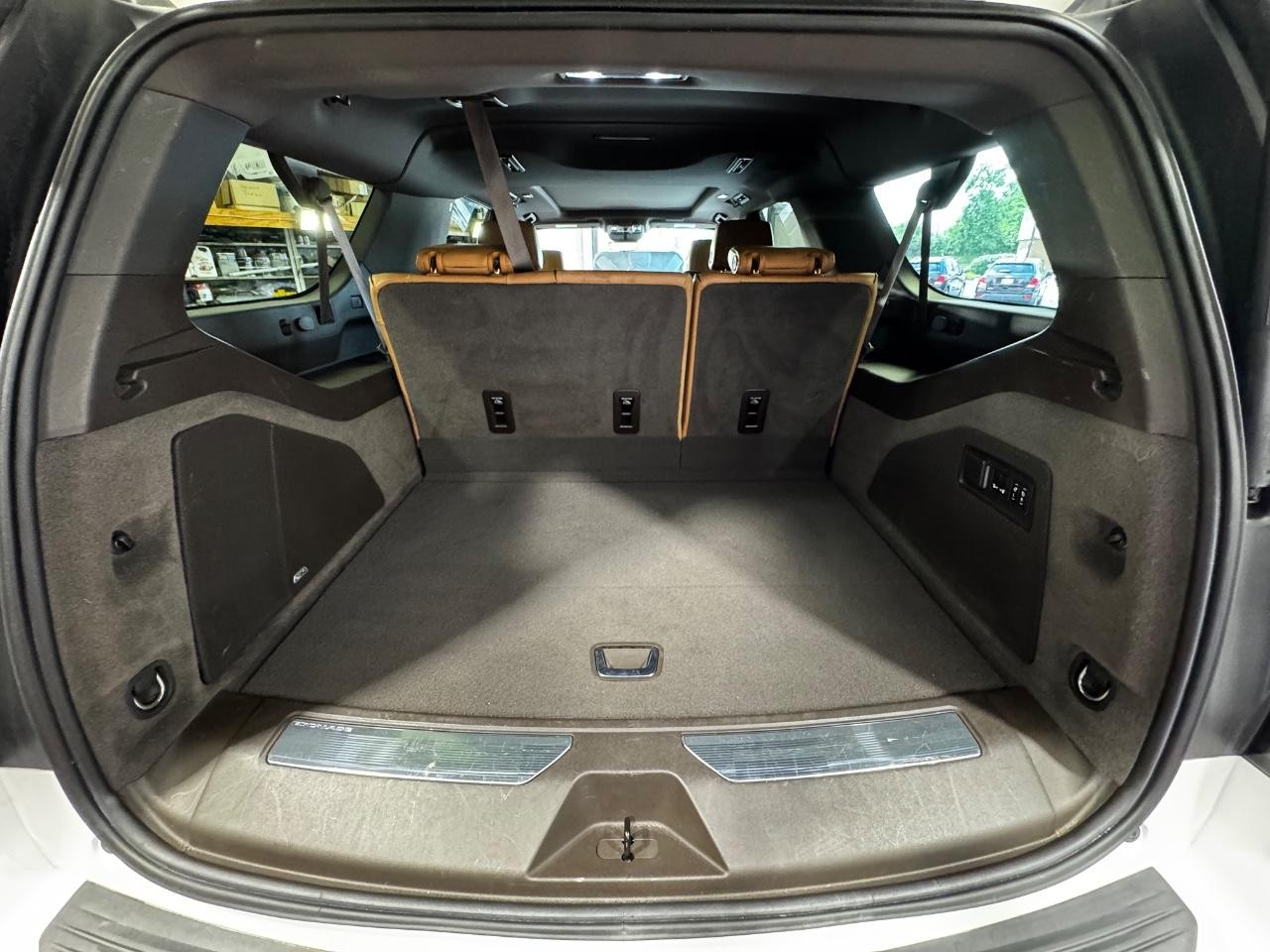 Cadillac Escalade ESV Vehicle Full-screen Gallery Image 14