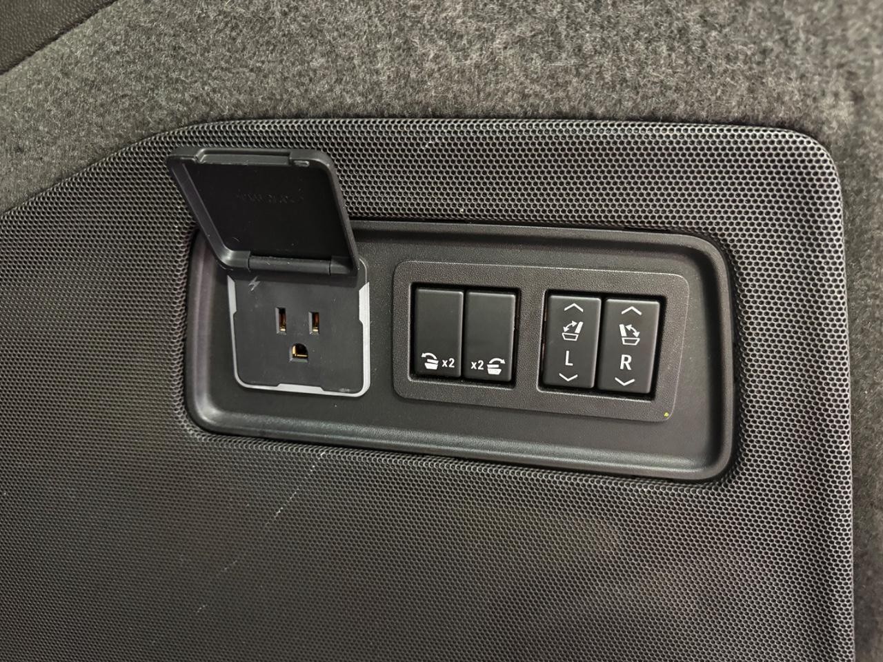 Cadillac Escalade ESV Vehicle Full-screen Gallery Image 15