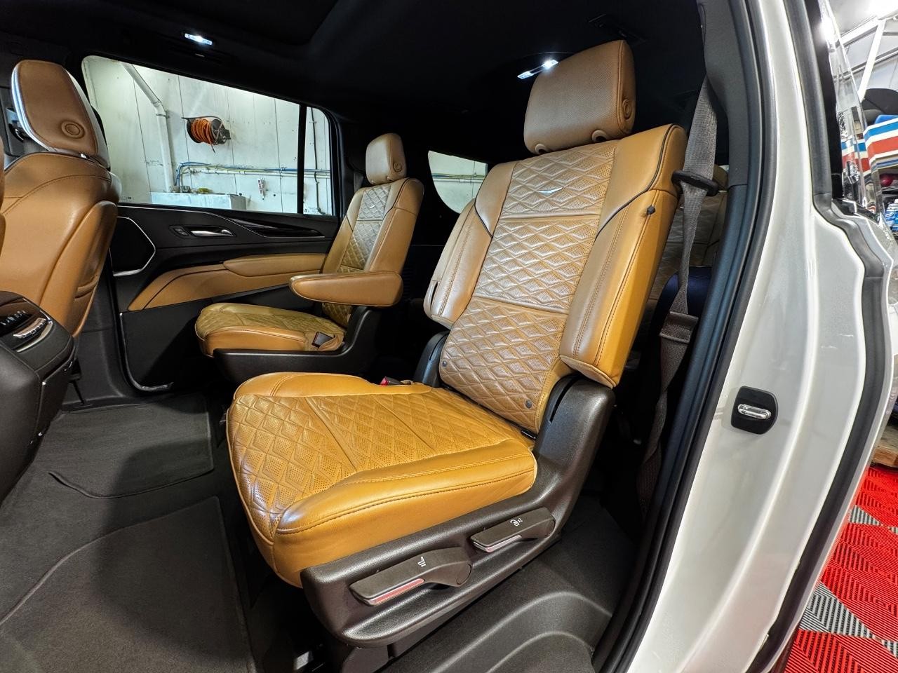 Cadillac Escalade ESV Vehicle Full-screen Gallery Image 16