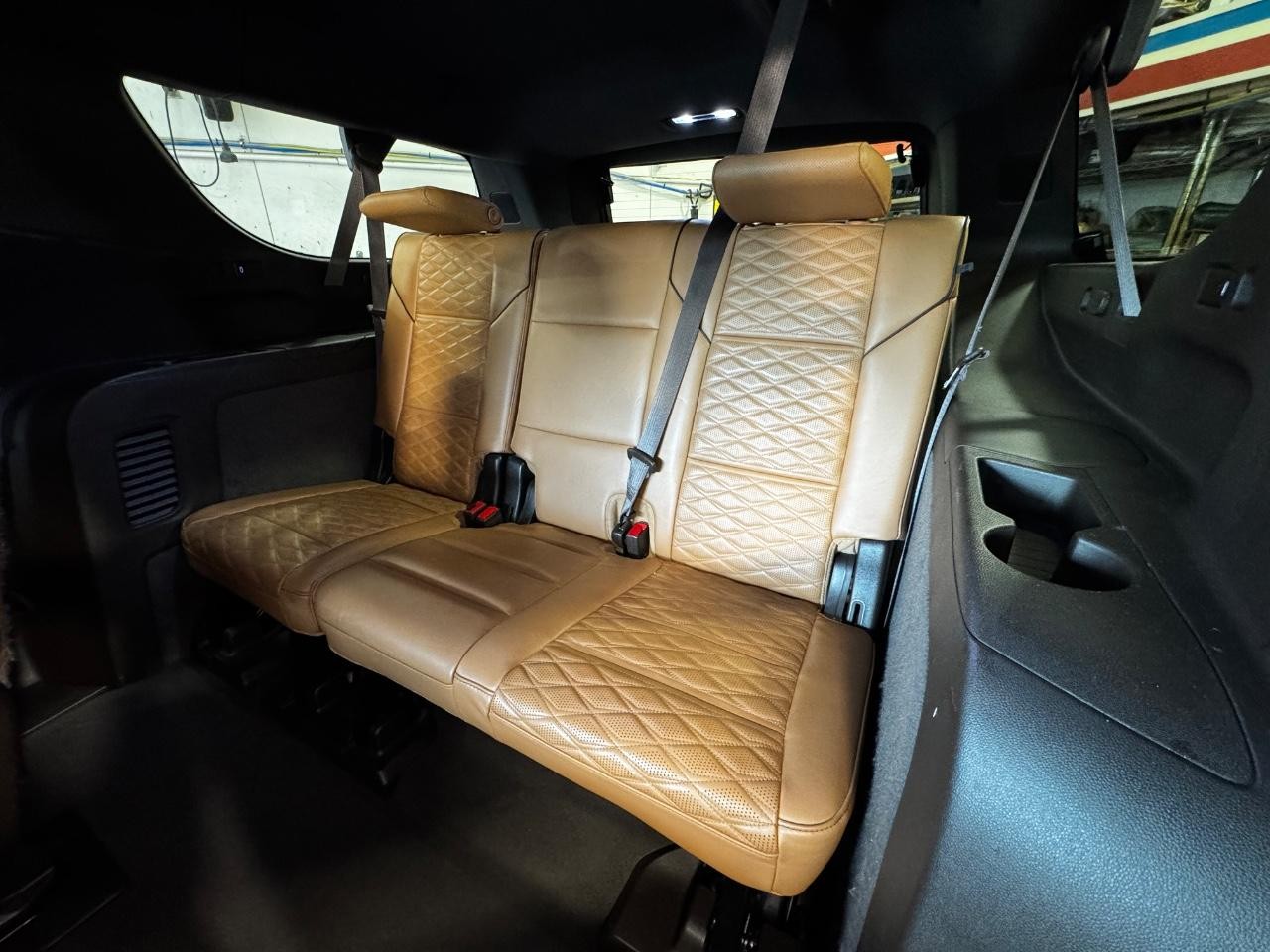 Cadillac Escalade ESV Vehicle Full-screen Gallery Image 17