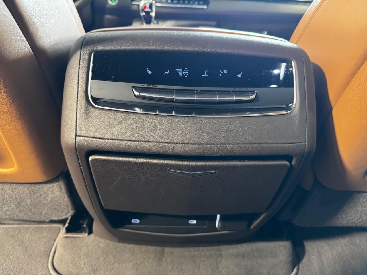 Cadillac Escalade ESV Vehicle Full-screen Gallery Image 18