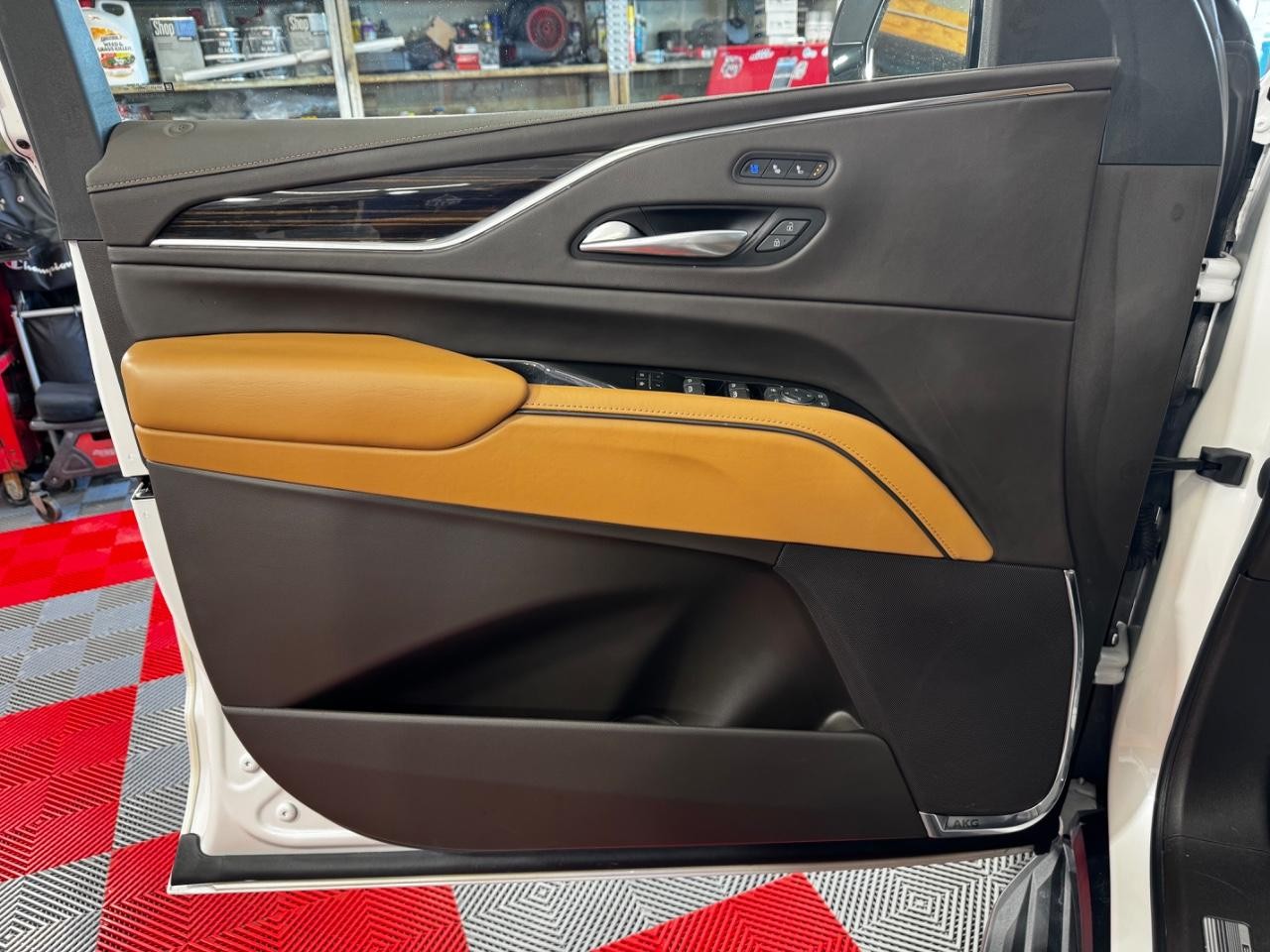 Cadillac Escalade ESV Vehicle Full-screen Gallery Image 19