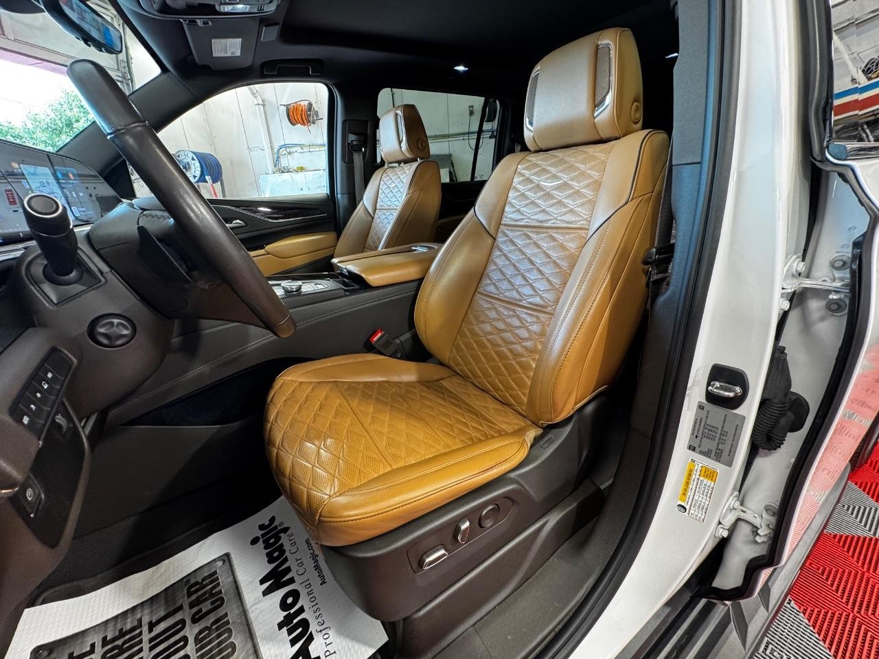 Cadillac Escalade ESV Vehicle Full-screen Gallery Image 21