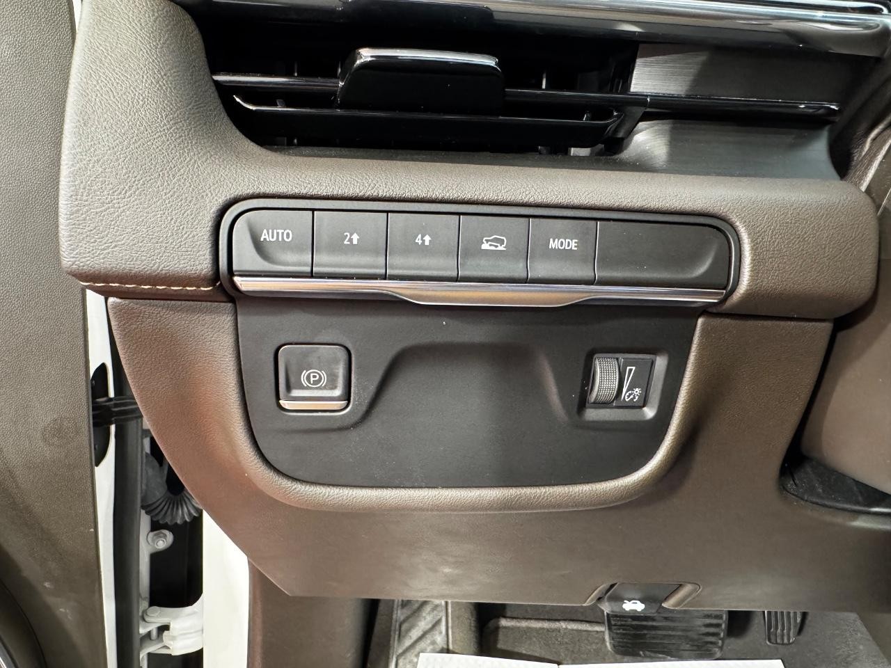 Cadillac Escalade ESV Vehicle Full-screen Gallery Image 22