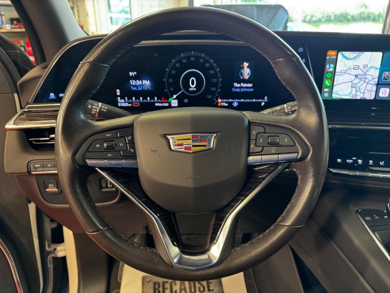 Cadillac Escalade ESV Vehicle Full-screen Gallery Image 23