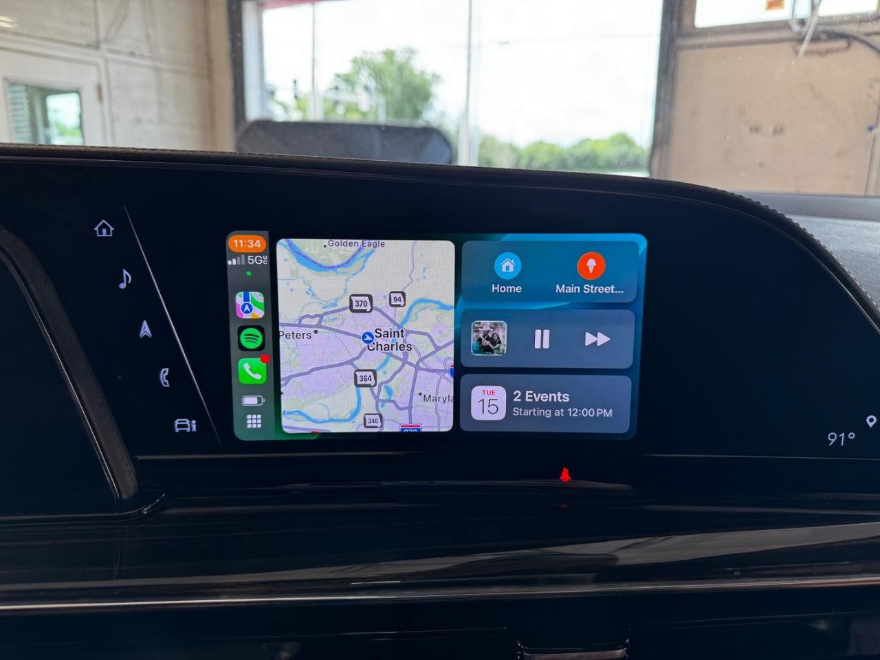 Cadillac Escalade ESV Vehicle Full-screen Gallery Image 25