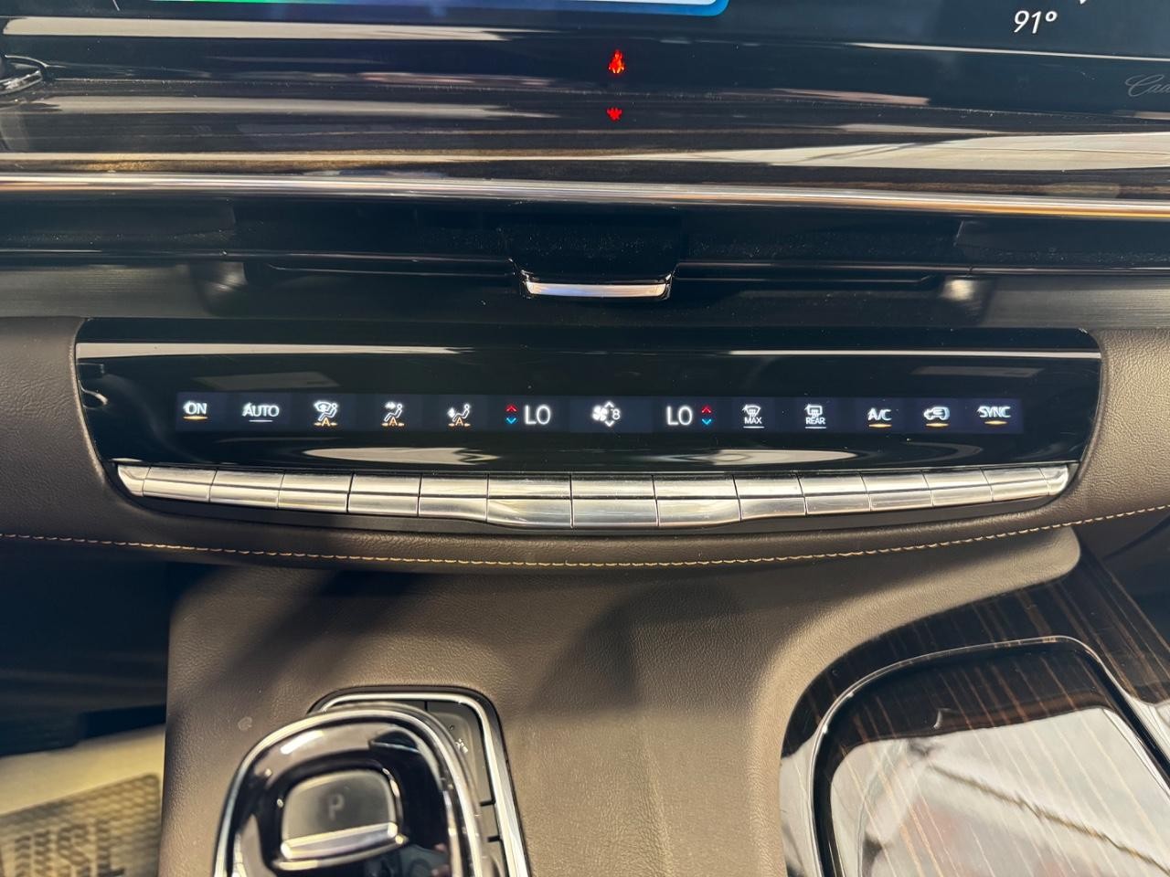 Cadillac Escalade ESV Vehicle Full-screen Gallery Image 26