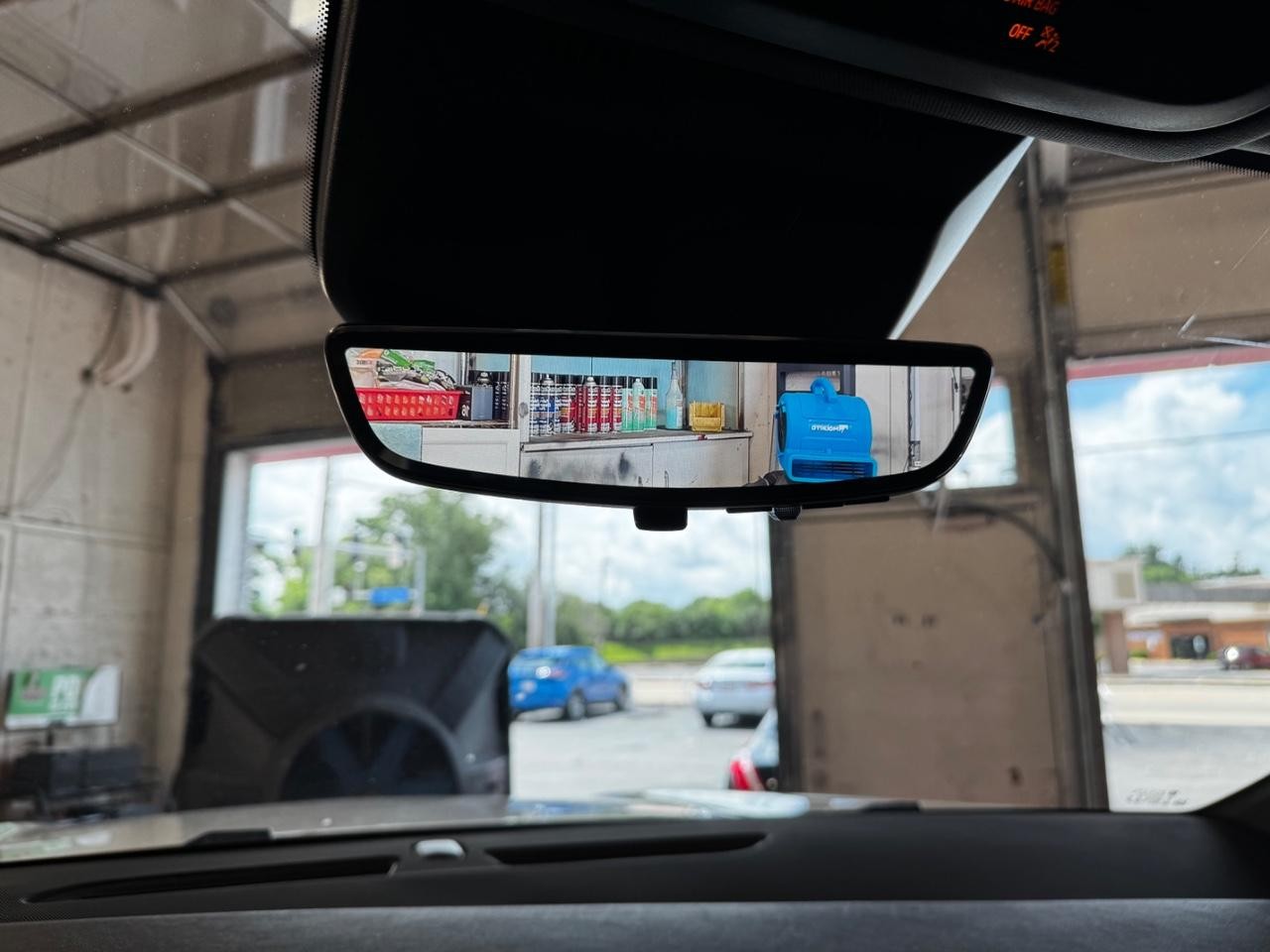 Cadillac Escalade ESV Vehicle Full-screen Gallery Image 27