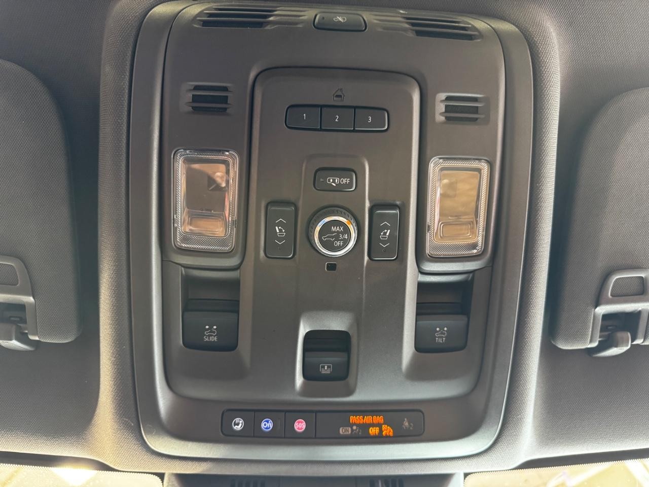 Cadillac Escalade ESV Vehicle Full-screen Gallery Image 28