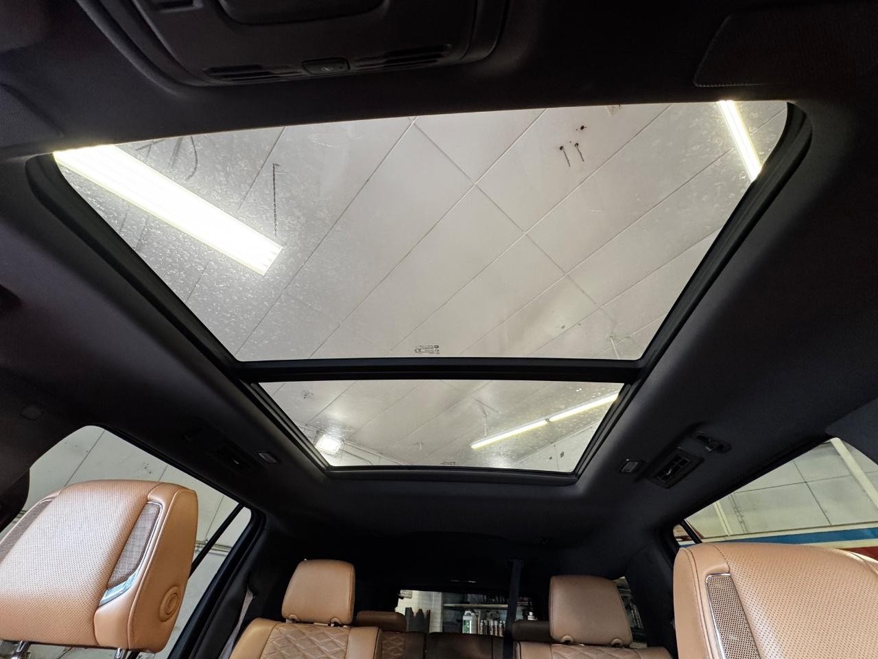 Cadillac Escalade ESV Vehicle Full-screen Gallery Image 29