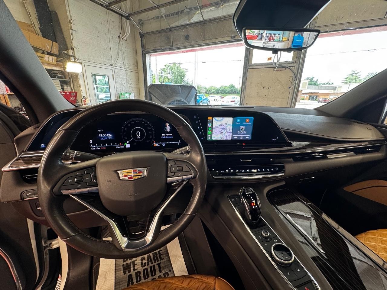 Cadillac Escalade ESV Vehicle Full-screen Gallery Image 30