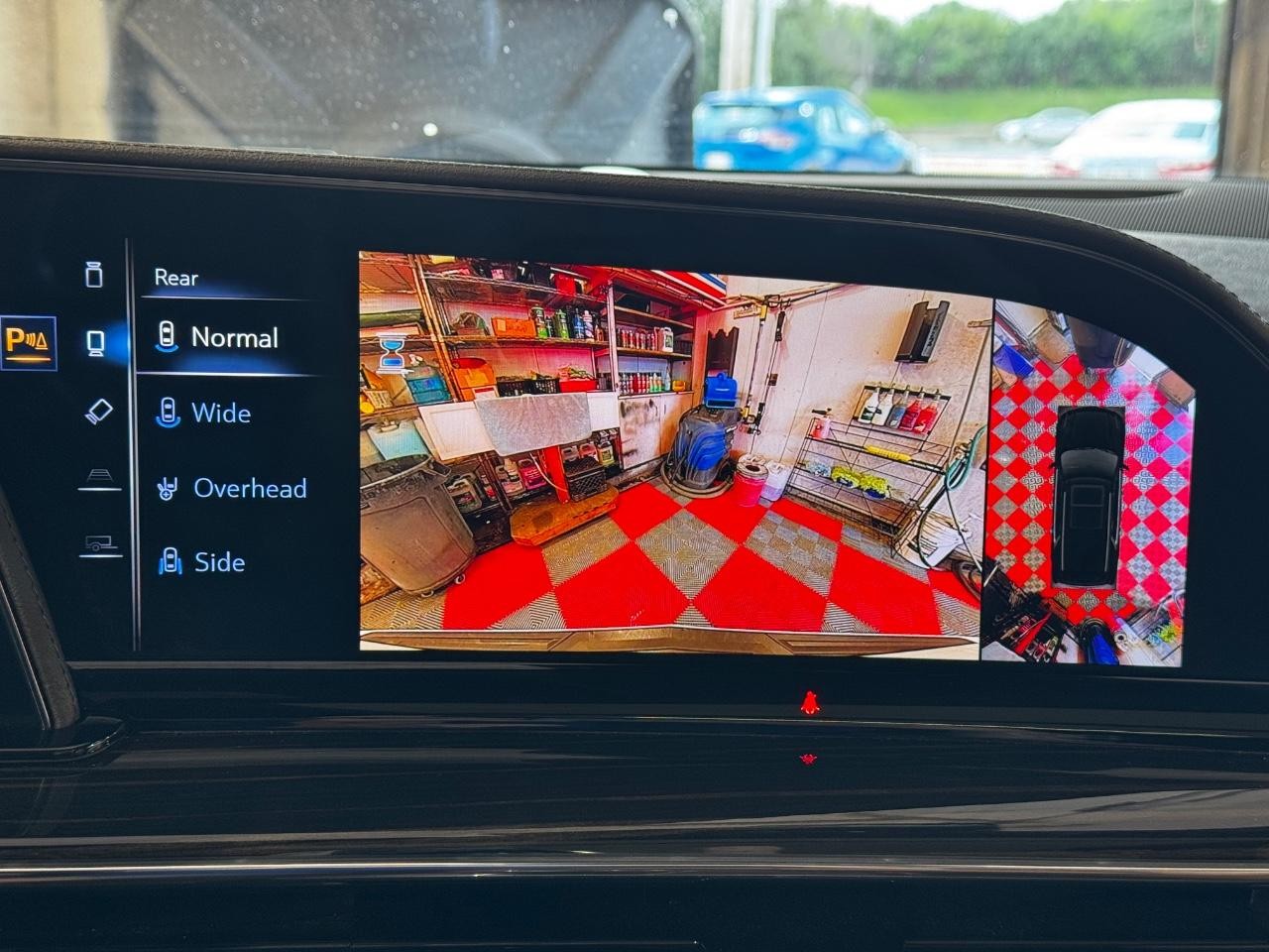 Cadillac Escalade ESV Vehicle Full-screen Gallery Image 31