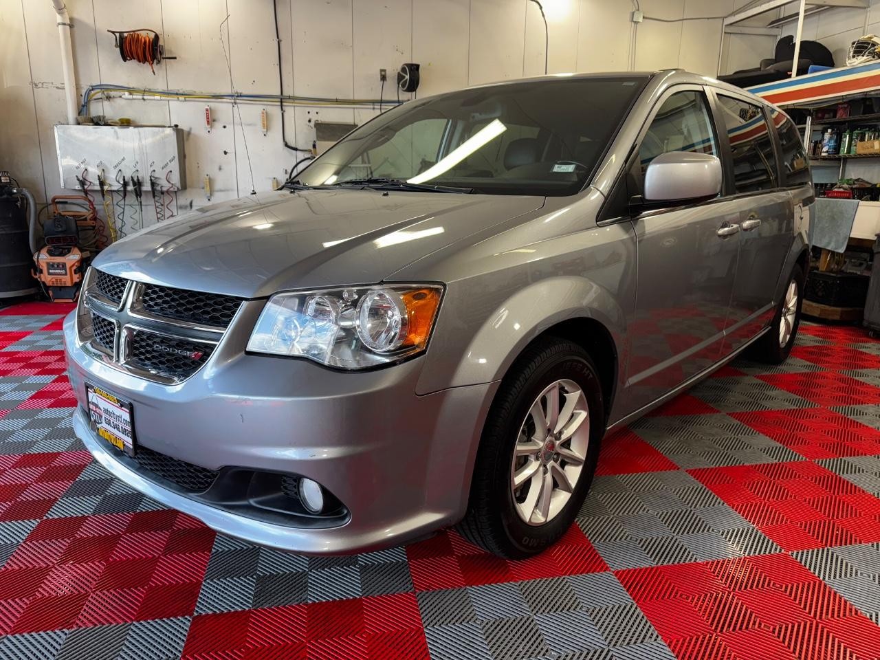 Dodge Grand Caravan Vehicle Full-screen Gallery Image 03