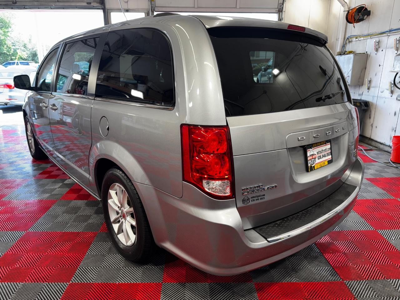 Dodge Grand Caravan Vehicle Full-screen Gallery Image 05