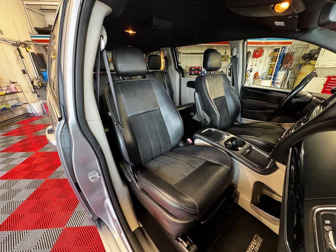 Dodge Grand Caravan Vehicle Full-screen Gallery Image 09