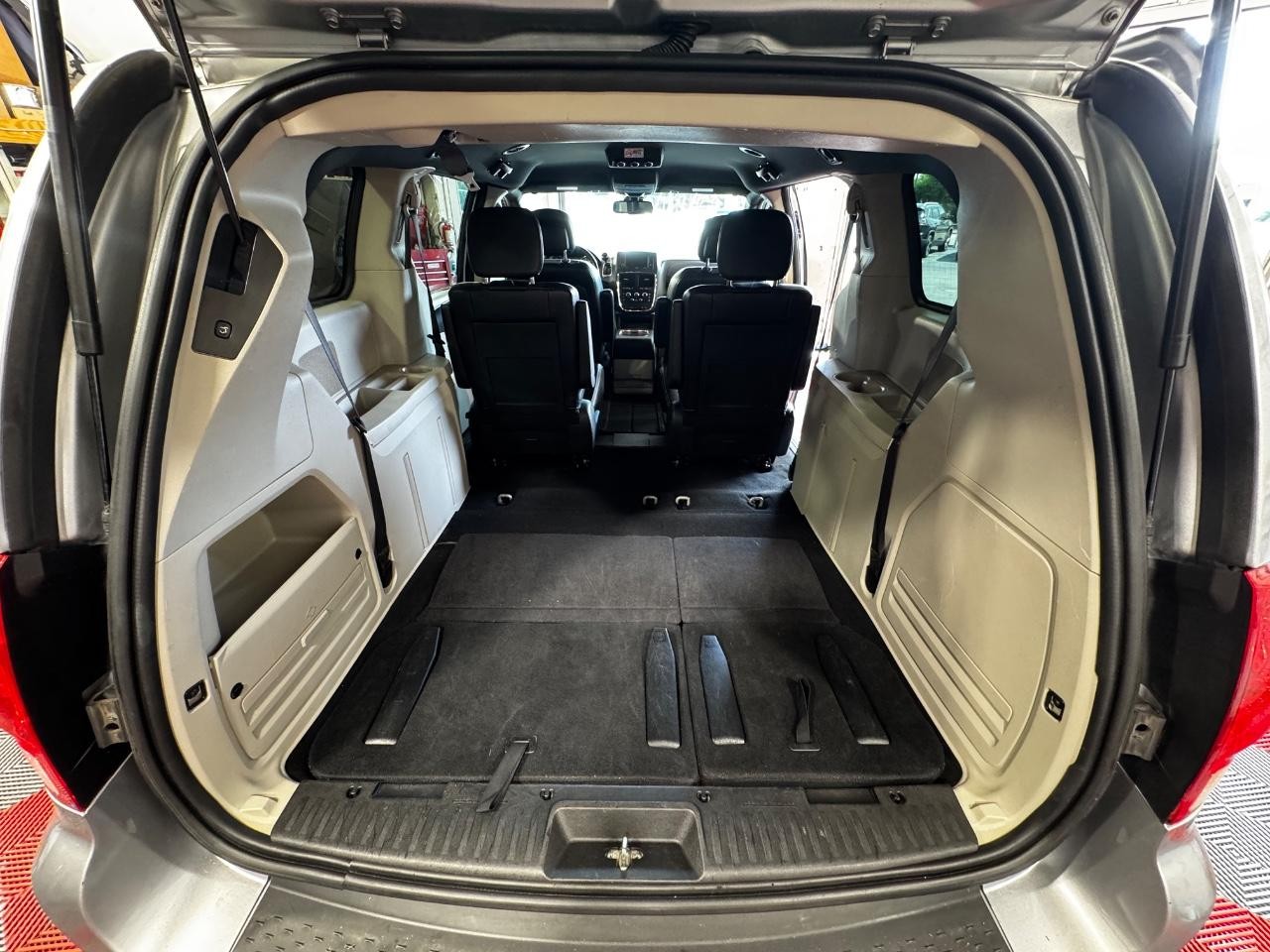 Dodge Grand Caravan Vehicle Full-screen Gallery Image 11