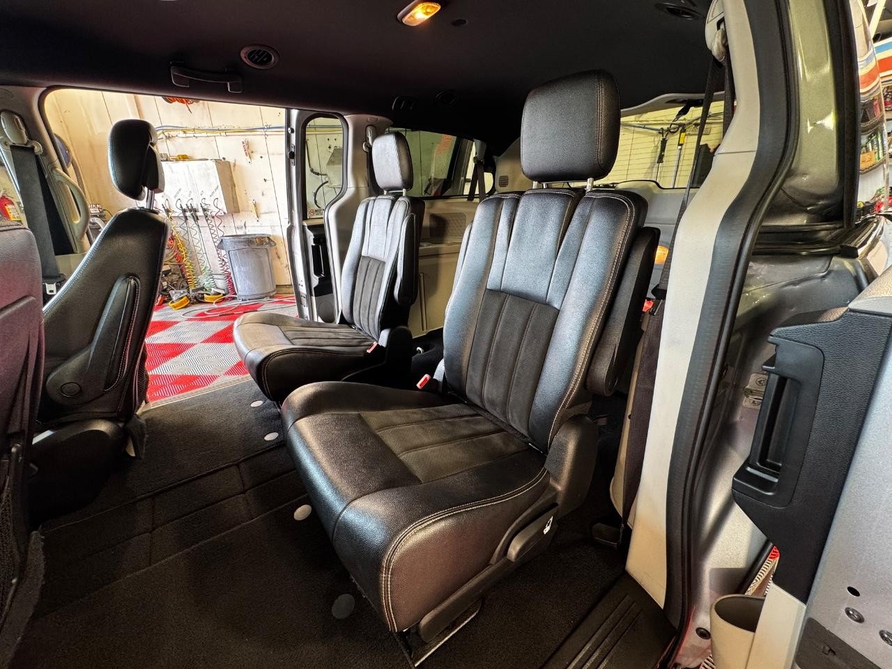 Dodge Grand Caravan Vehicle Full-screen Gallery Image 13