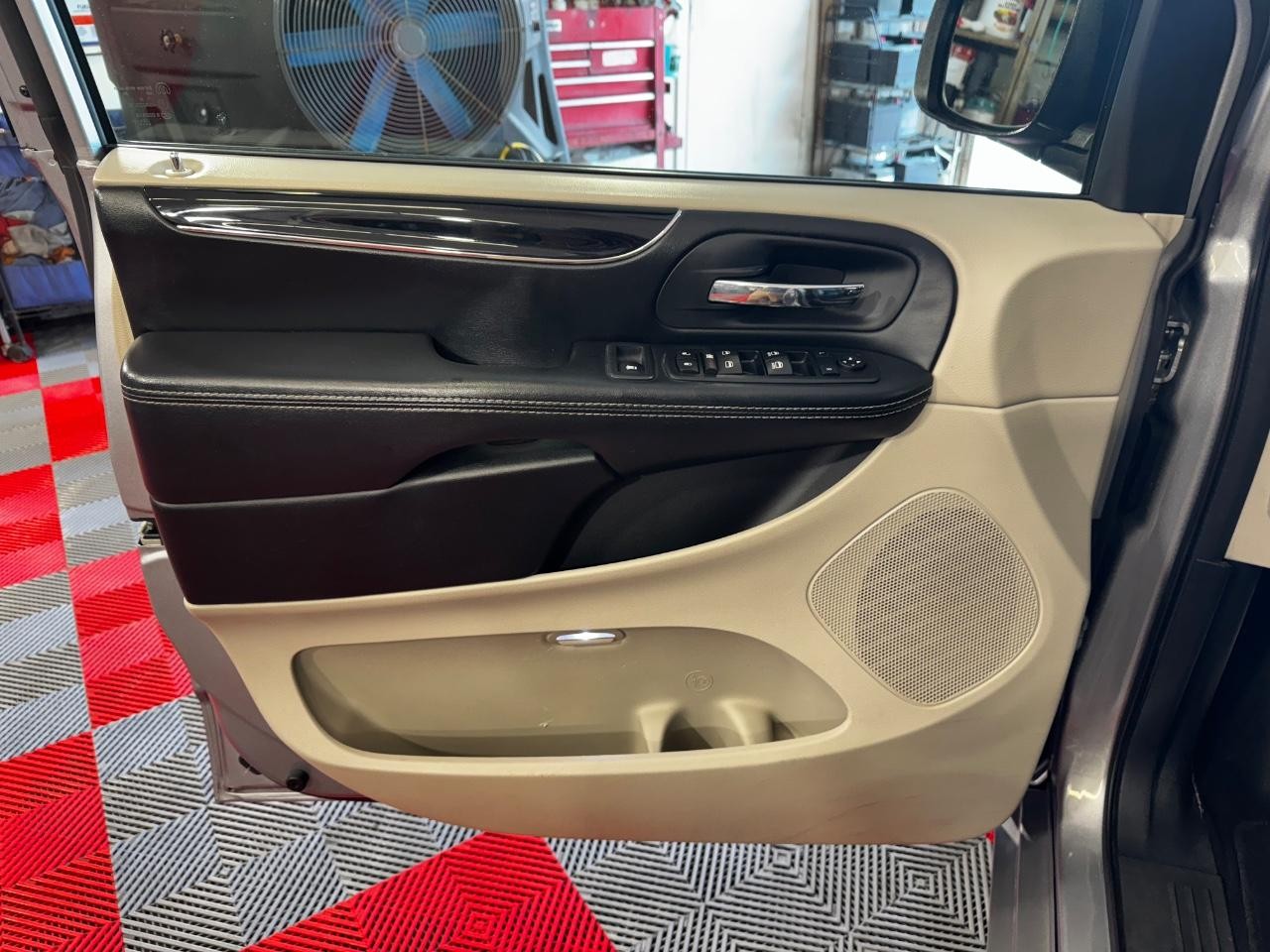 Dodge Grand Caravan Vehicle Full-screen Gallery Image 14