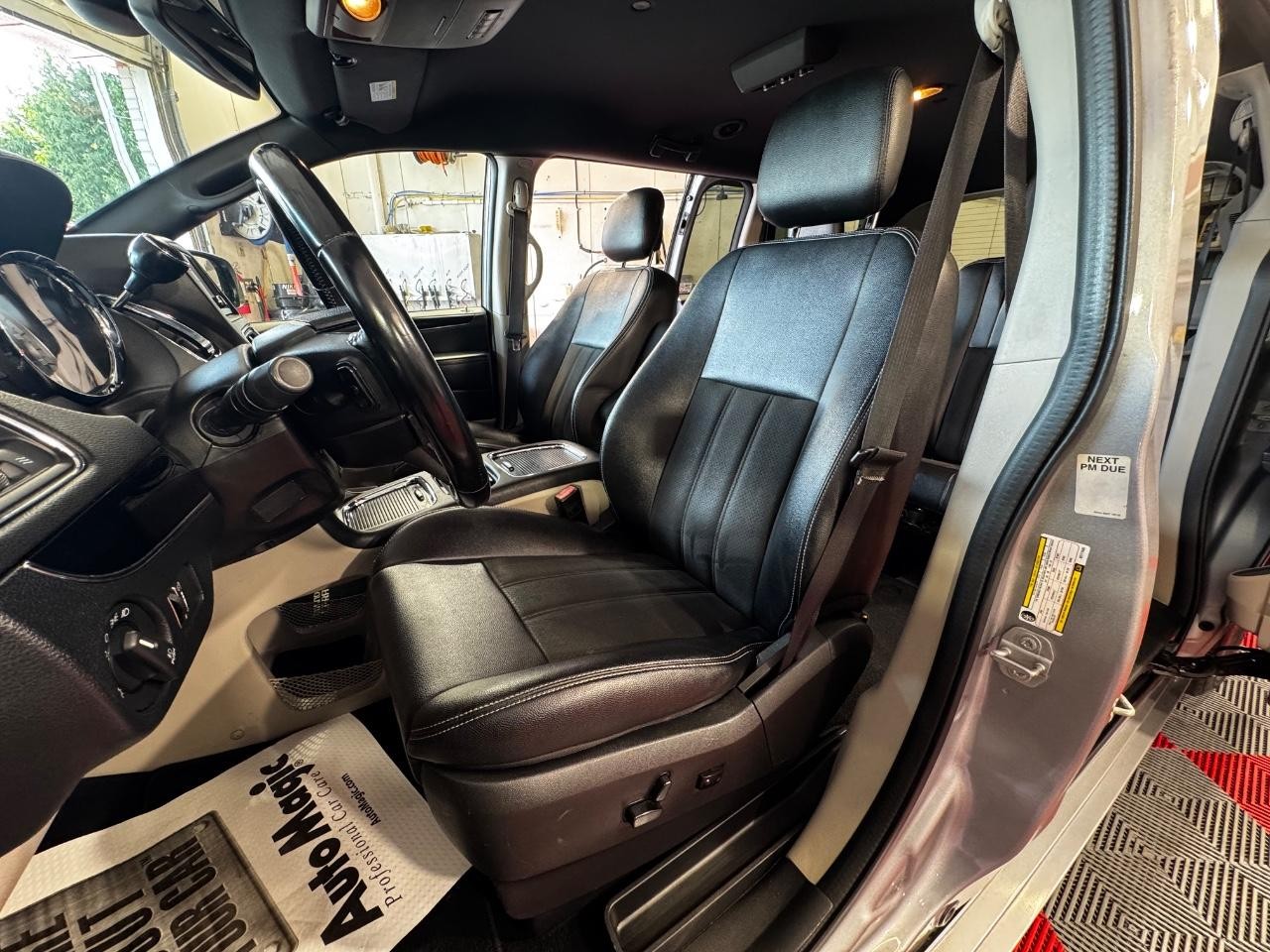 Dodge Grand Caravan Vehicle Full-screen Gallery Image 15