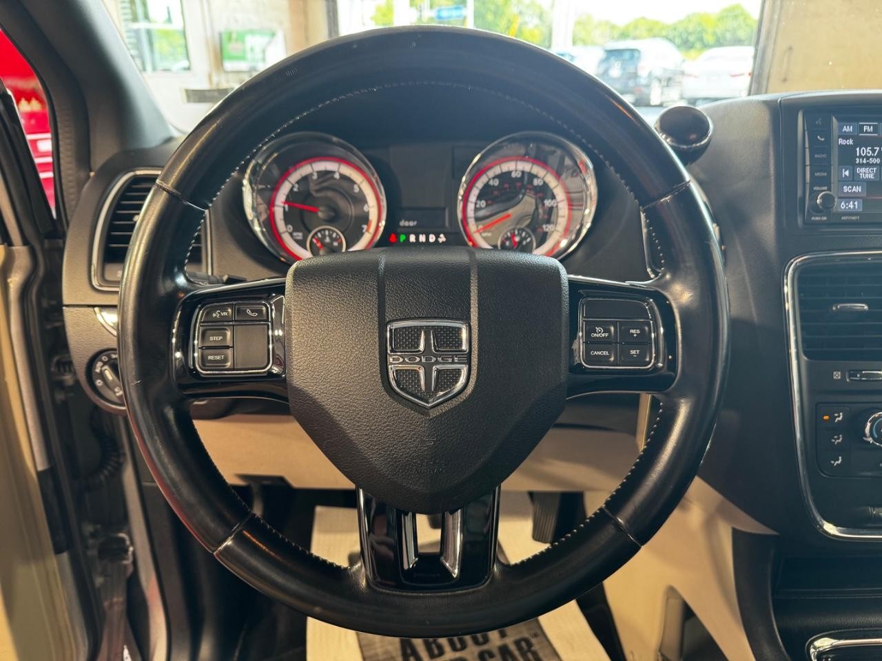 Dodge Grand Caravan Vehicle Full-screen Gallery Image 17