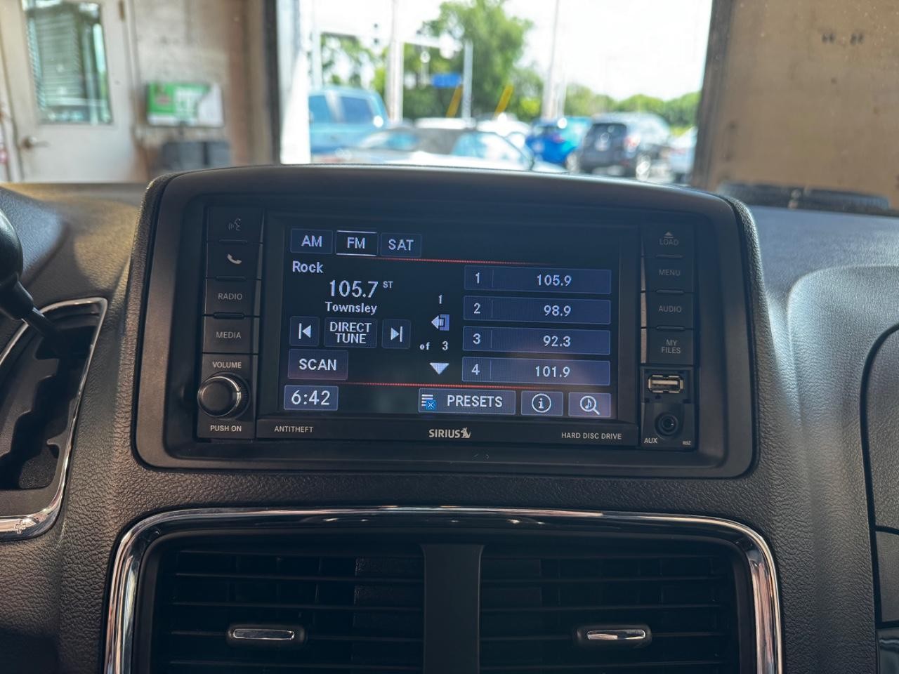 Dodge Grand Caravan Vehicle Full-screen Gallery Image 19