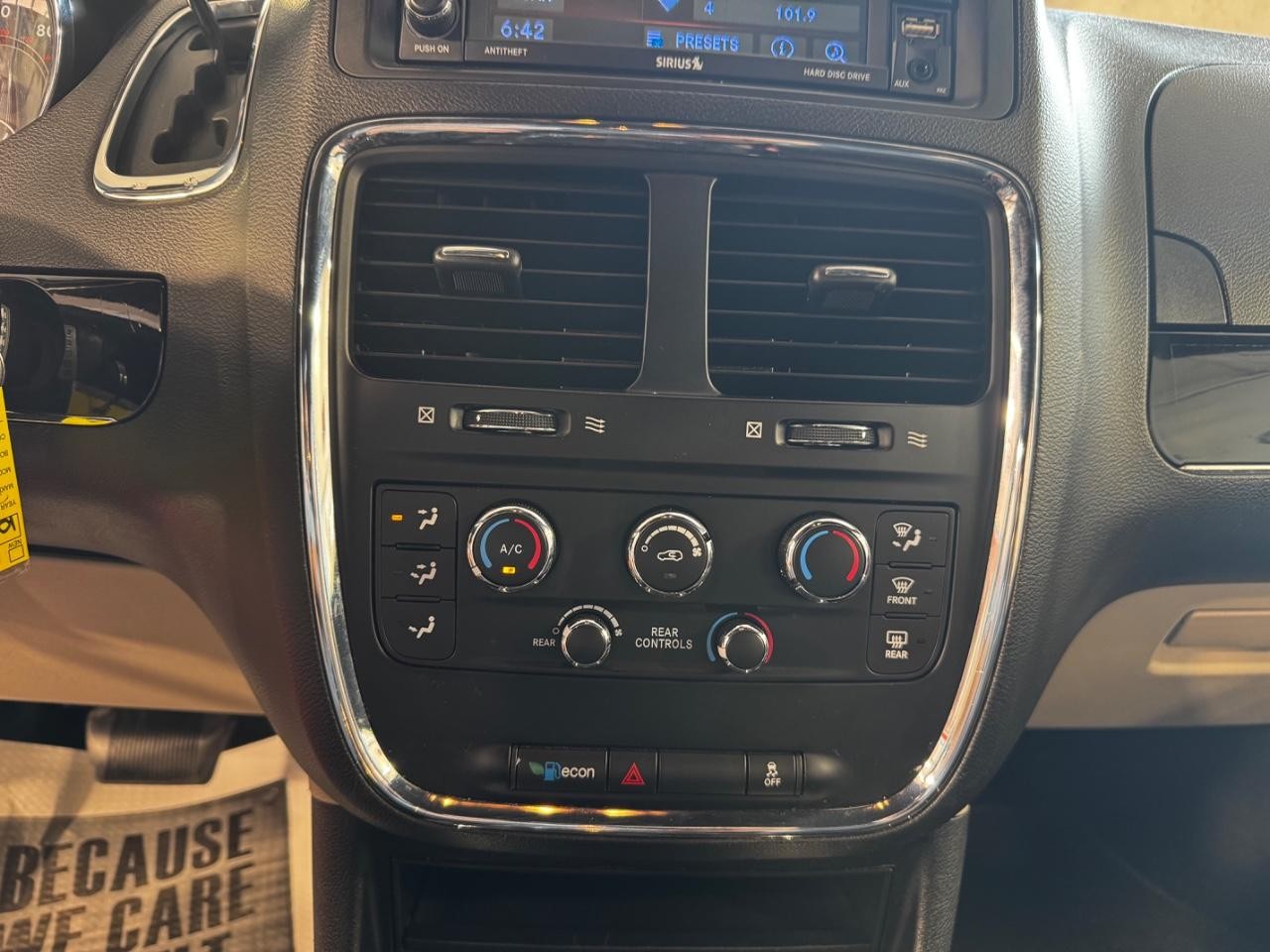 Dodge Grand Caravan Vehicle Full-screen Gallery Image 20