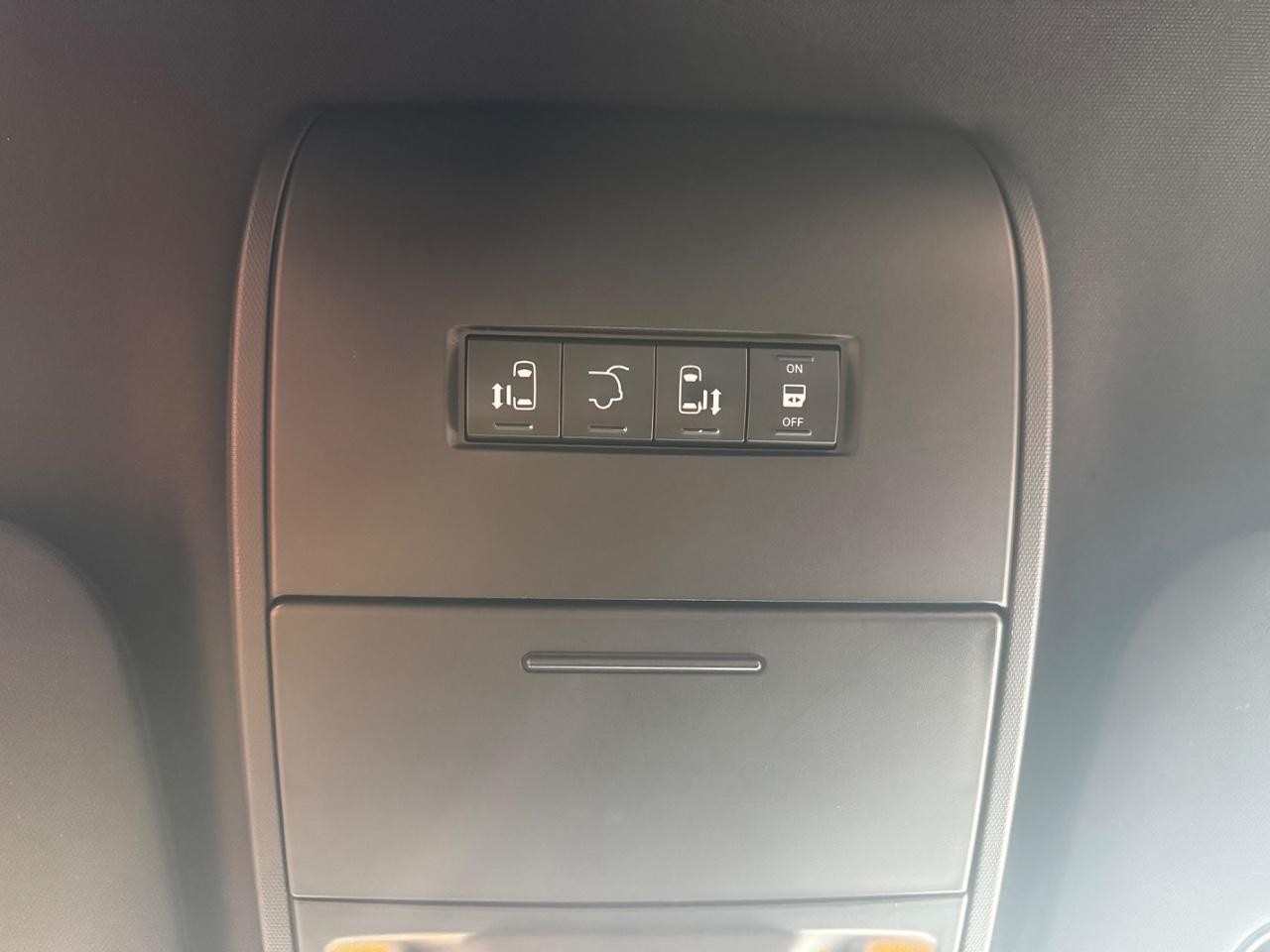 Dodge Grand Caravan Vehicle Full-screen Gallery Image 22