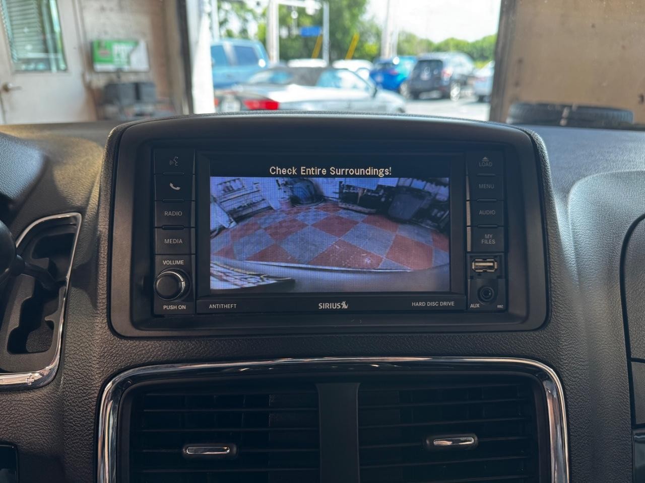 Dodge Grand Caravan Vehicle Full-screen Gallery Image 23