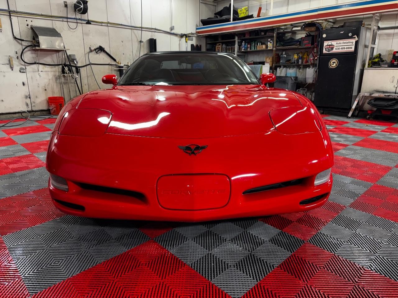 Chevrolet Corvette Vehicle Full-screen Gallery Image 02