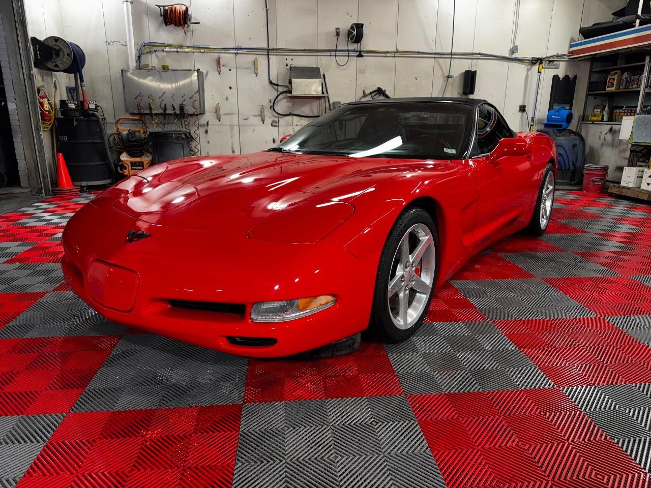 Chevrolet Corvette Vehicle Full-screen Gallery Image 03