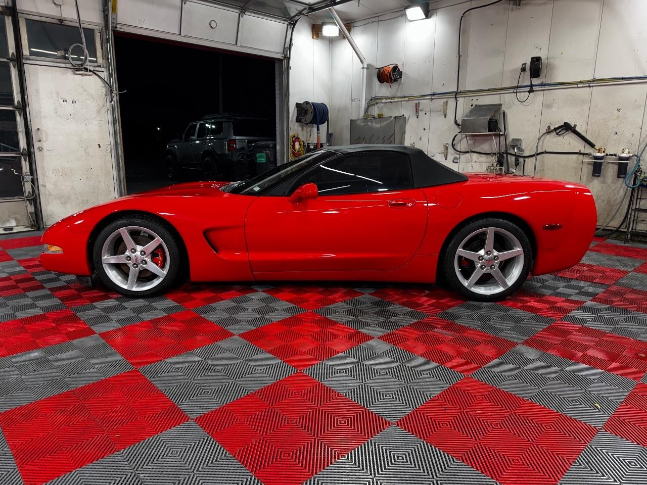 Chevrolet Corvette Vehicle Full-screen Gallery Image 04