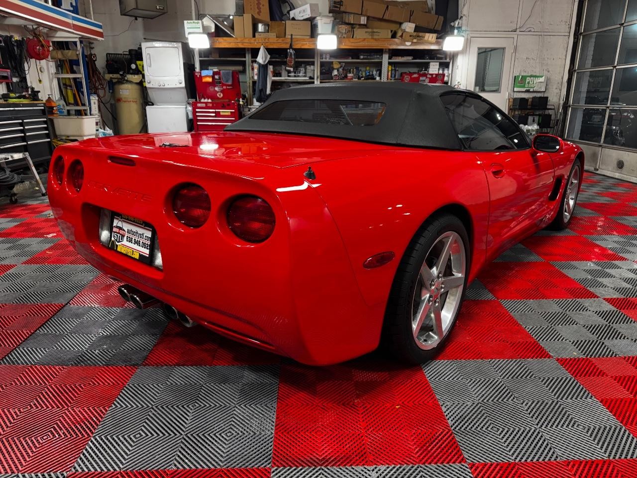 Chevrolet Corvette Vehicle Full-screen Gallery Image 05