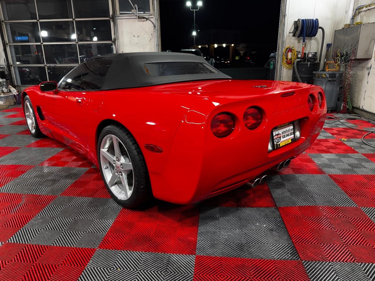 Chevrolet Corvette Vehicle Full-screen Gallery Image 07