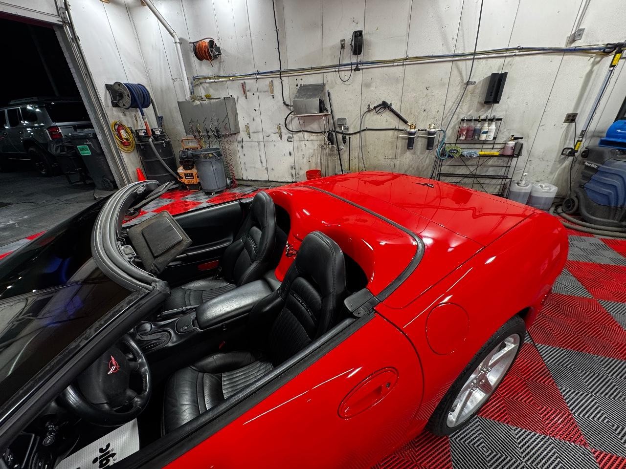 Chevrolet Corvette Vehicle Full-screen Gallery Image 08