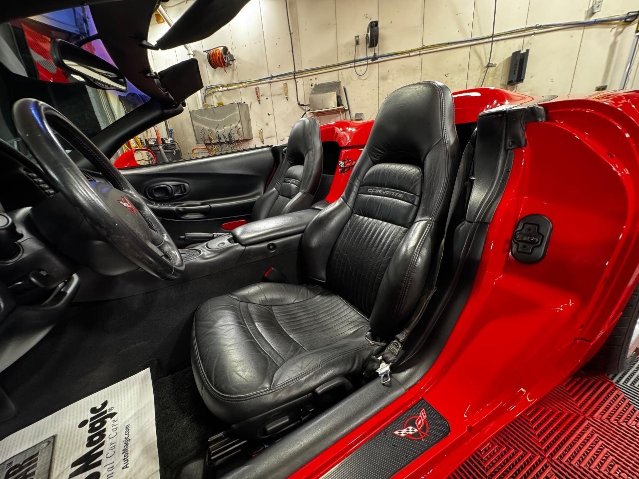 Chevrolet Corvette Vehicle Full-screen Gallery Image 12